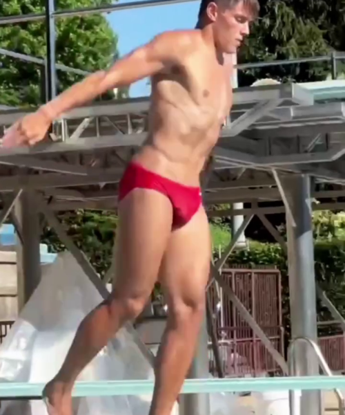 Big Bulging Italian Boy Divers